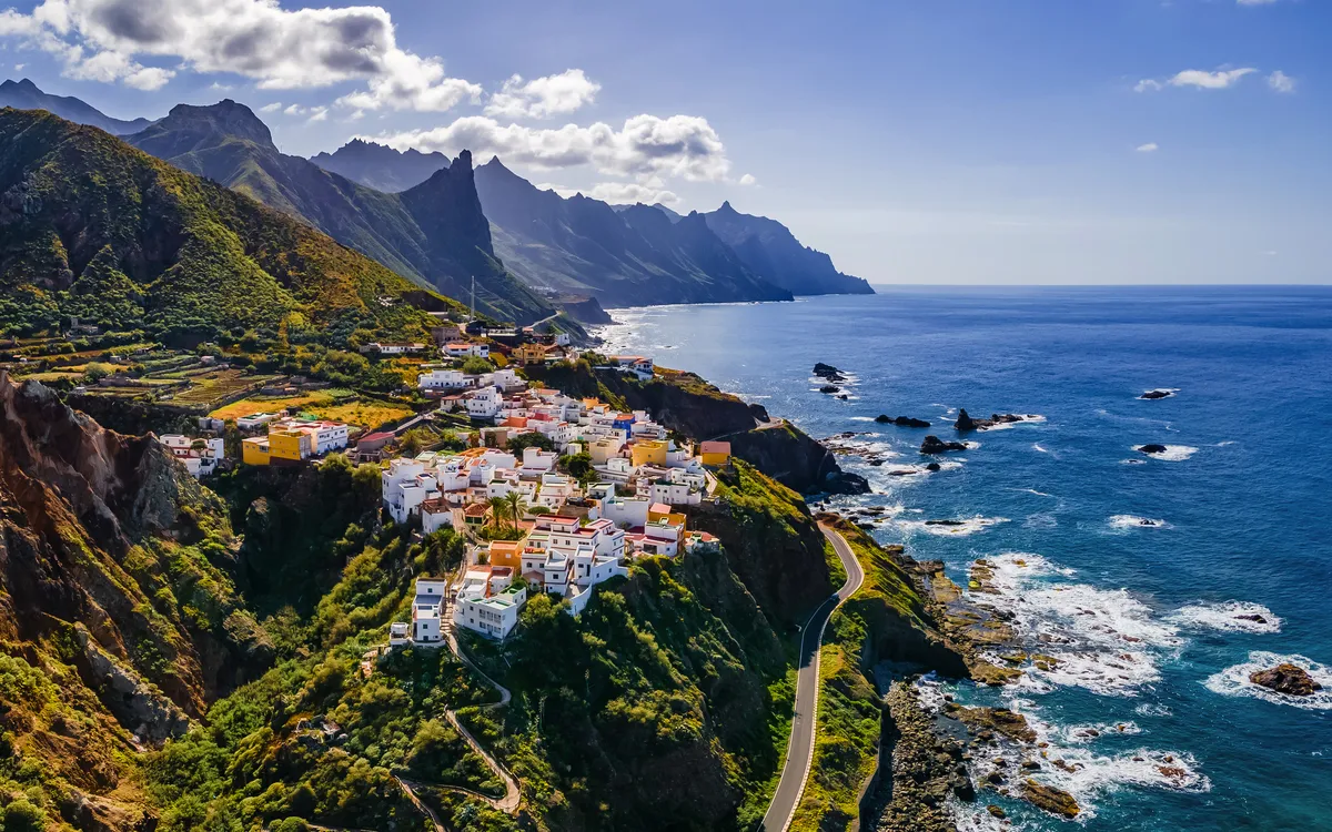 Küstendorf Almáciga auf Teneriffa mit Bergen und Meer im Hintergrund