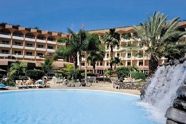 Hotel Puerto Palace mit Pool und Wasserfall