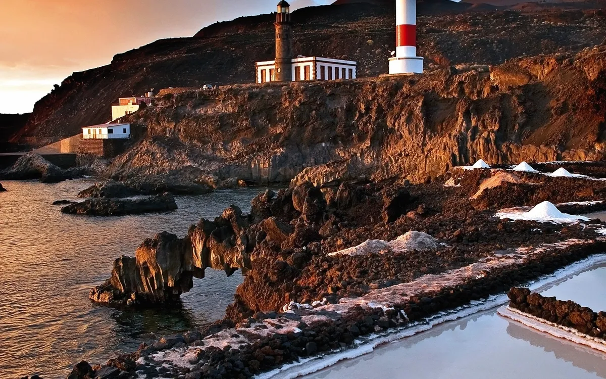 Leuchtturm auf felsiger Küste auf La Palma