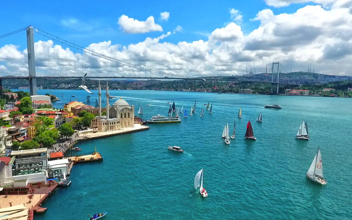 Blick auf die Bosporus-Brücke in Istanbul