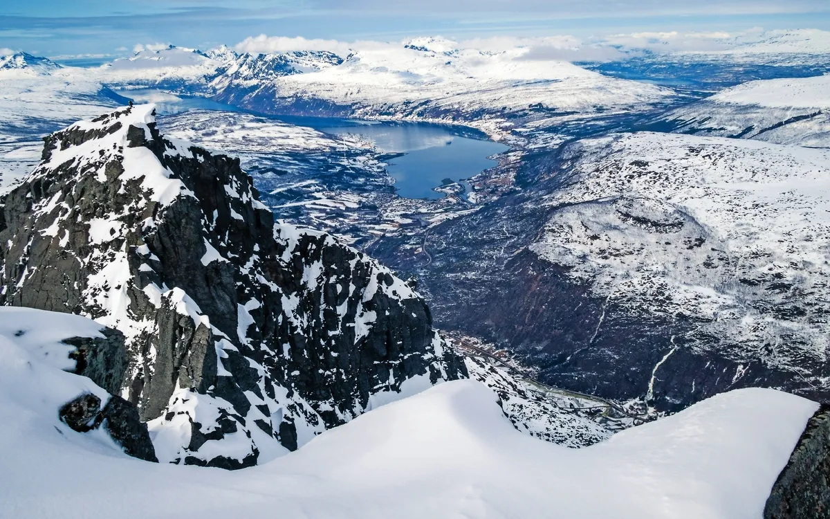 Verschneite Berglandschaft bei Narvik in Norwegen – Winterreise