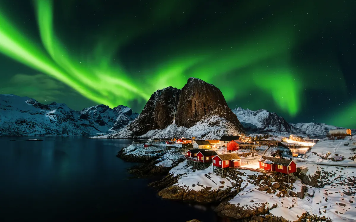 Nordlichter über verschneiter Landschaft in Norwegen – Winterreise