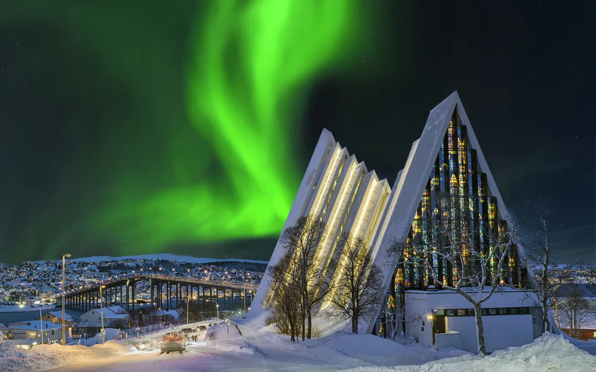 Eismeerkathedrale in Tromsø unter Nordlichtern – Winterreise nach Norwegen