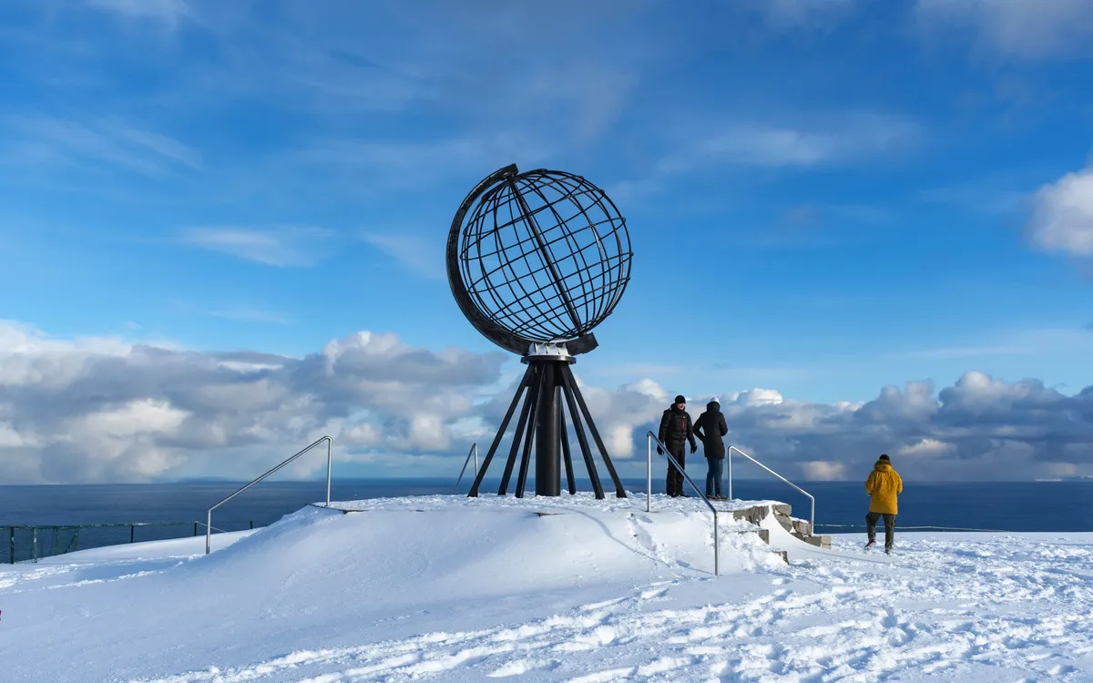 Nordkap mit Globus-Denkmal im Winter – Reise ab Franken nach Norwegen mit Frankenland Reisen