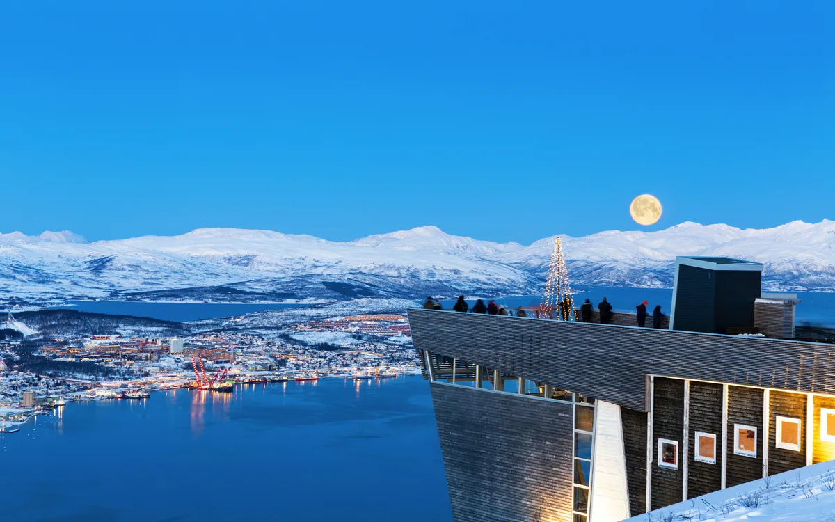 Winterlicher Blick auf Tromsø und die norwegische Fjordlandschaft