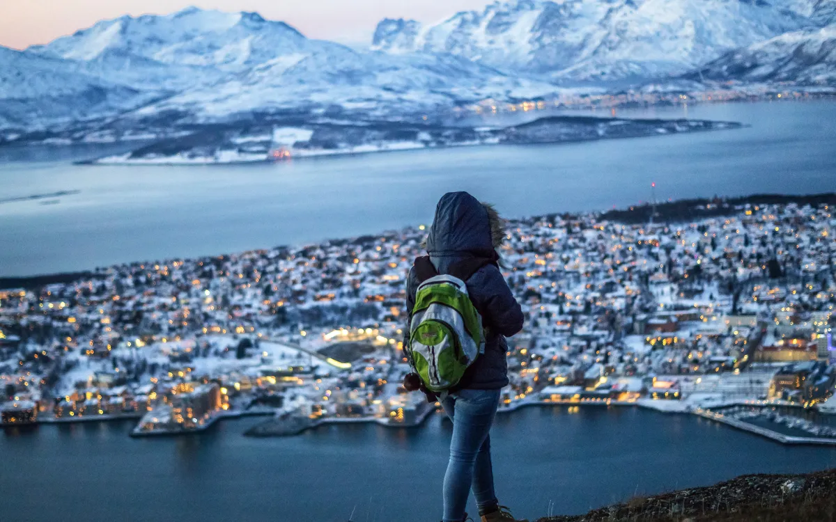 Reisende auf dem Gipfel des Berges in Tromsø