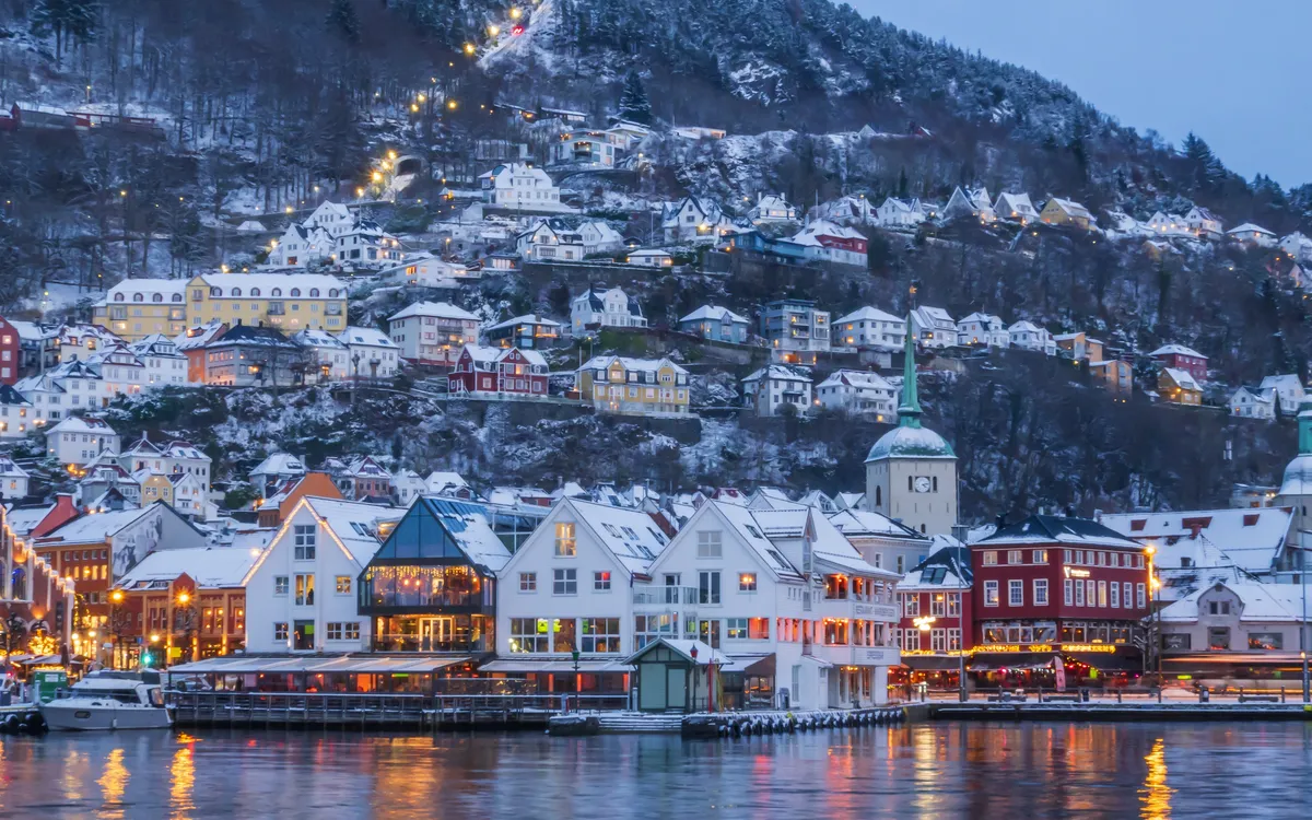 Winterliche Stadtansicht von Bergen in Norwegen – Gruppenreise mit Frankenland Reisen