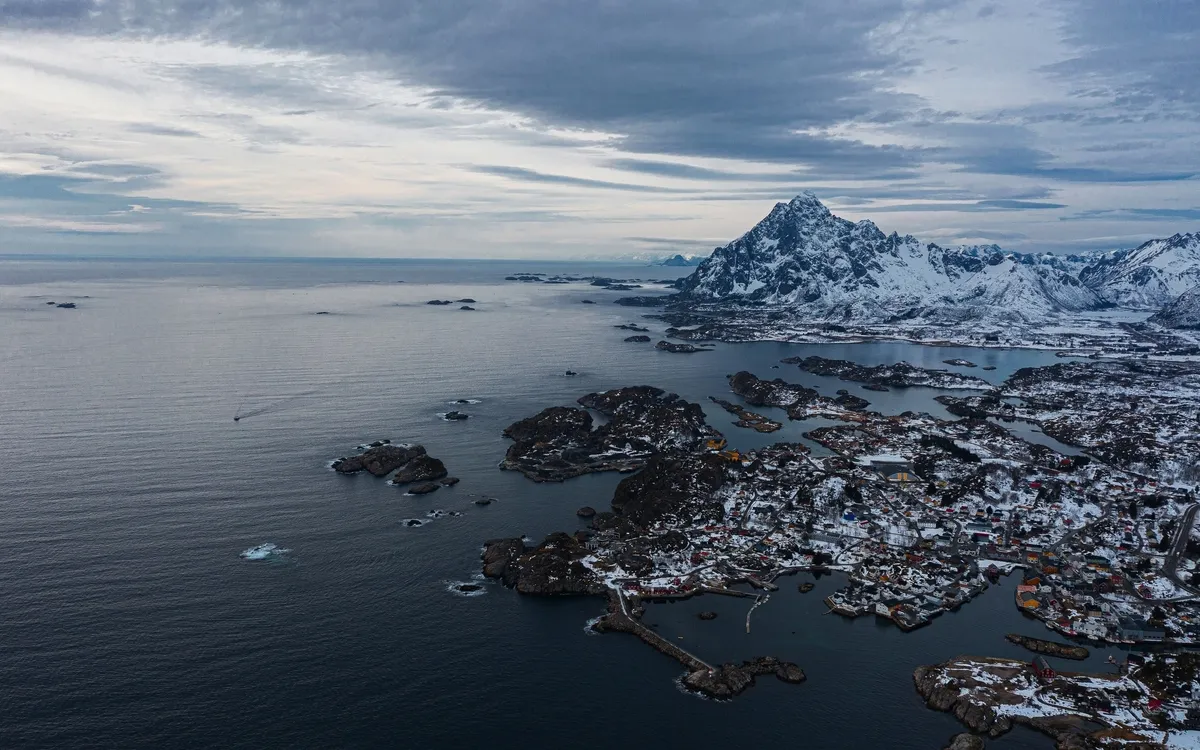 Winterliche Küstenlandschaft in Svolvær, Norwegen