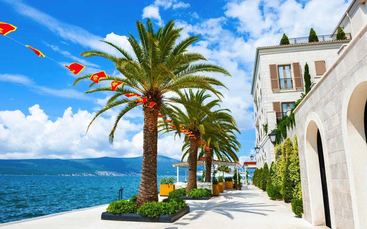 Strandpromenade in Tivat an der Bucht von Kotor in Montenegro