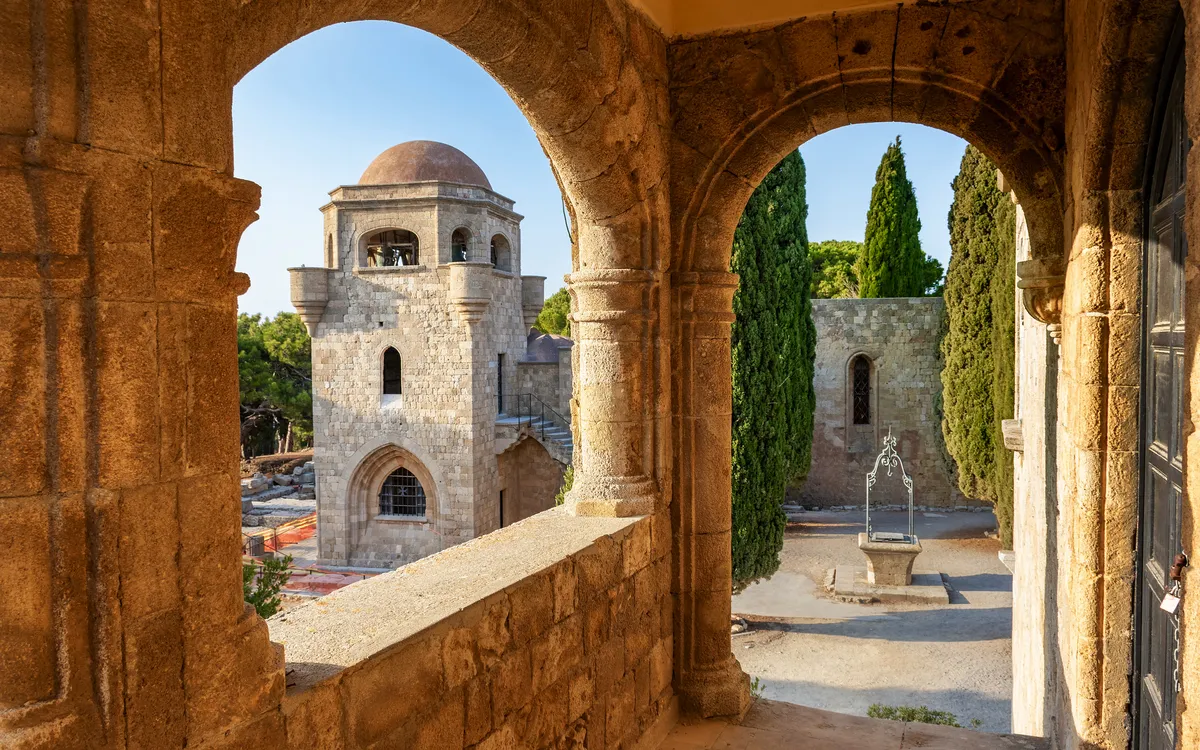 Blick auf den Glockenturm des Klosters von Filerimos, Rhodos, Griechenland