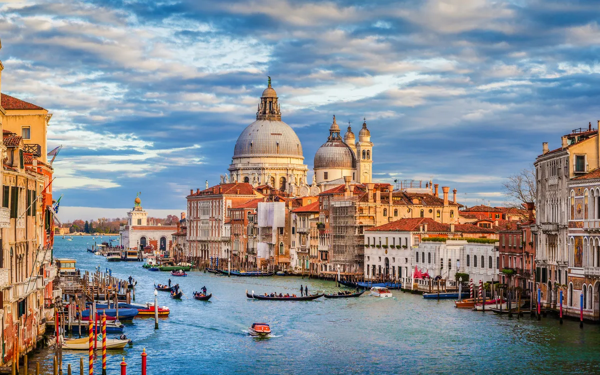 Canal Grande mit Basilica di Santa Maria della Salute in Venedigin Venedig