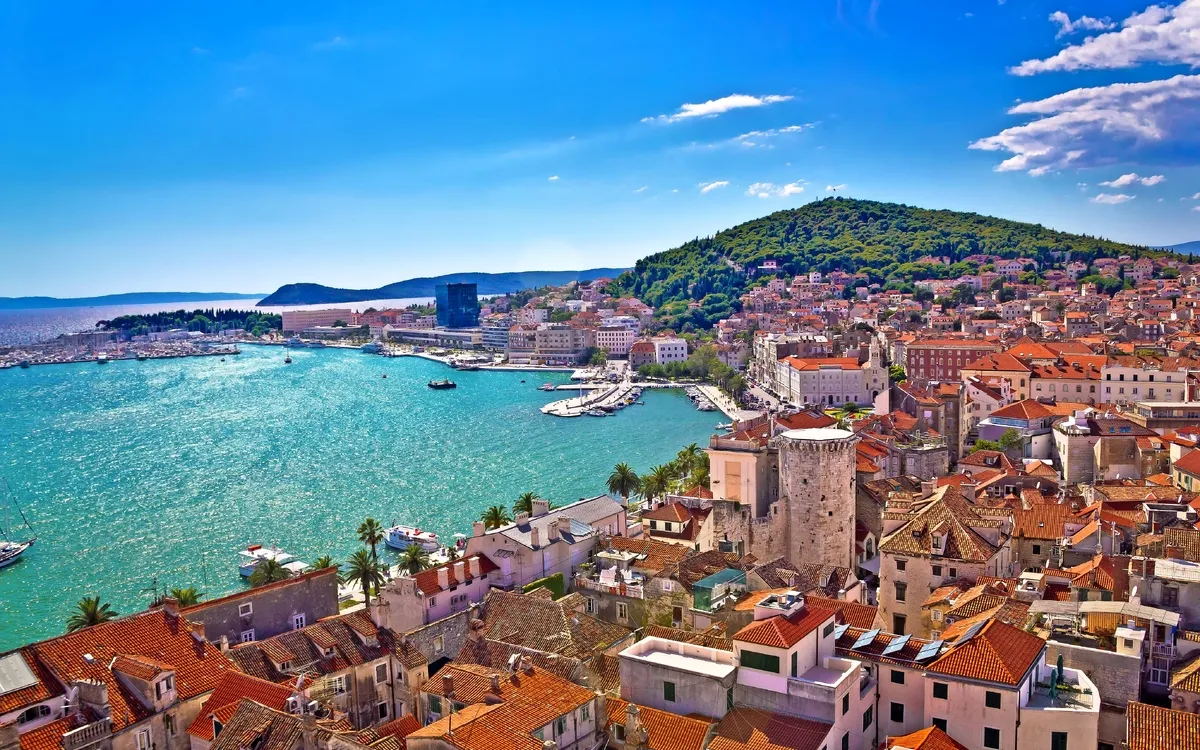 Blick auf die Altstadt und den Hafen von Split, Kroatien