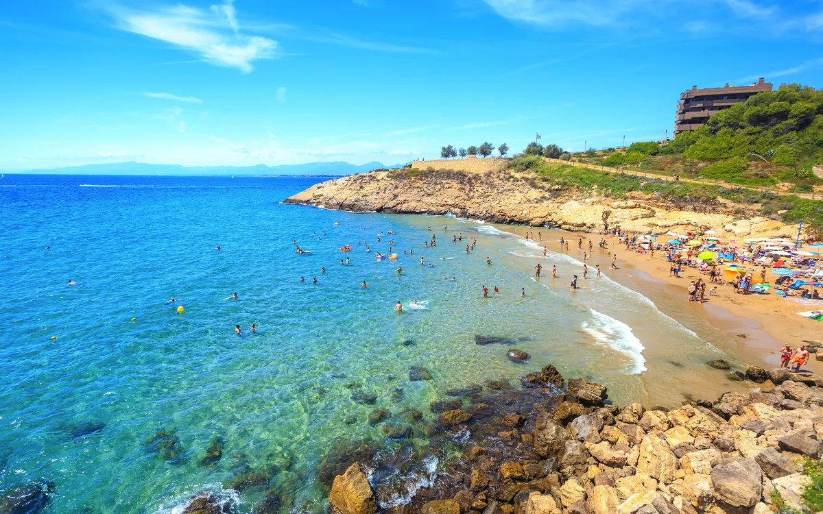 Strand in Salou mit Palmen und Promenade an der Costa Daurada in Katalonien.