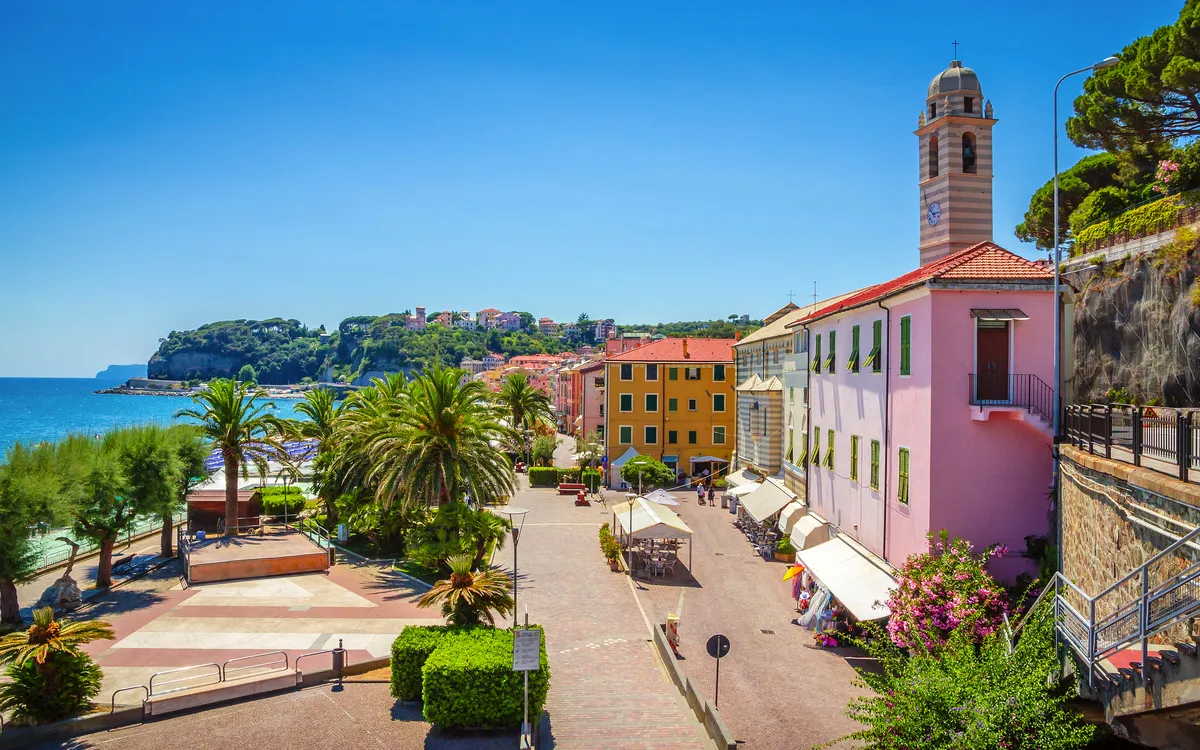 Bunte Häuser und Palmen an der Küste von Savona