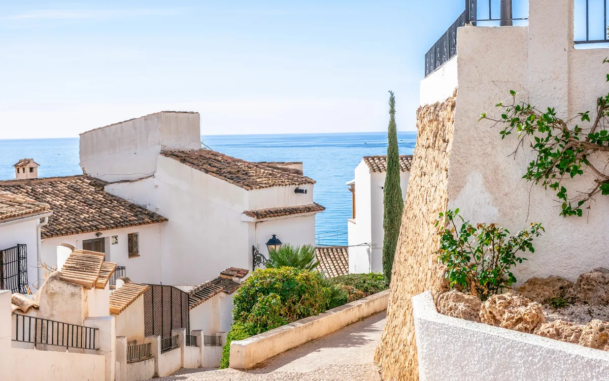 Häuser in Altea mit Blick auf das Meer