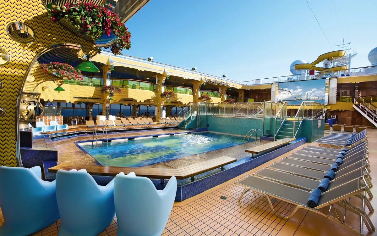 Poolbereich an Bord der Costa Serena