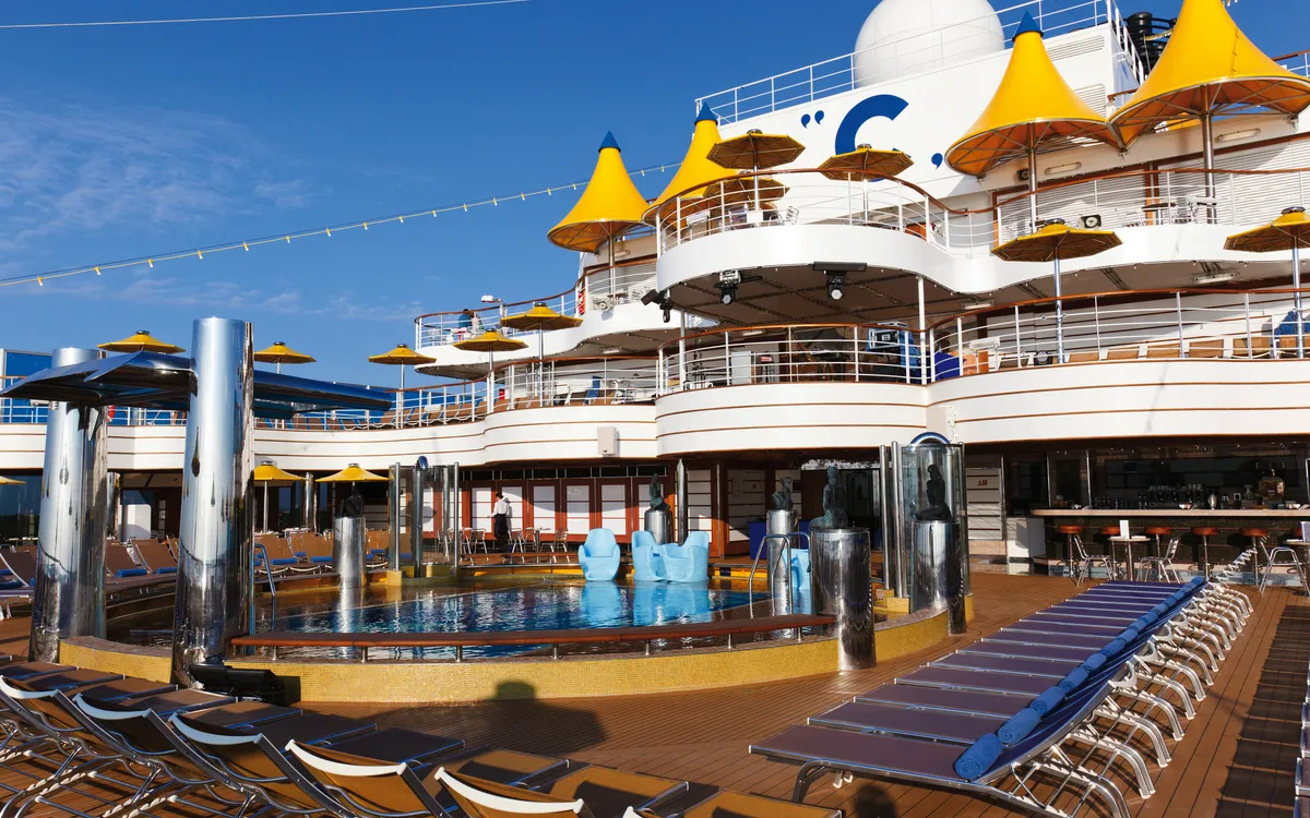 Deck der Costa Favolosa mit Pool und Liegestühlen
