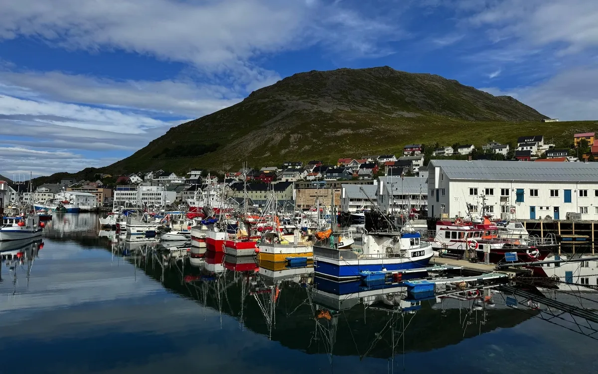 Hafen mit bunten Booten in Honningsvåg