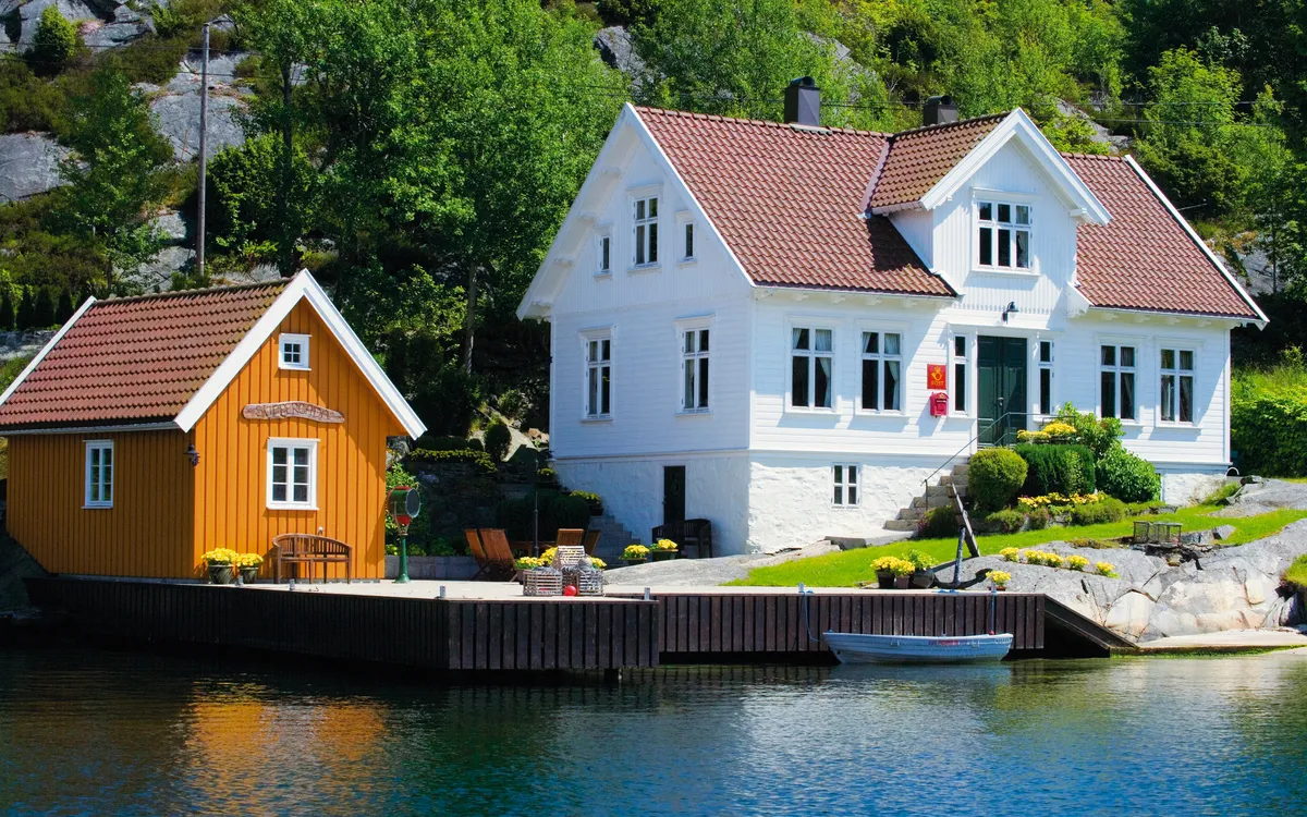 Weißes Haus am Wasser in Norwegen