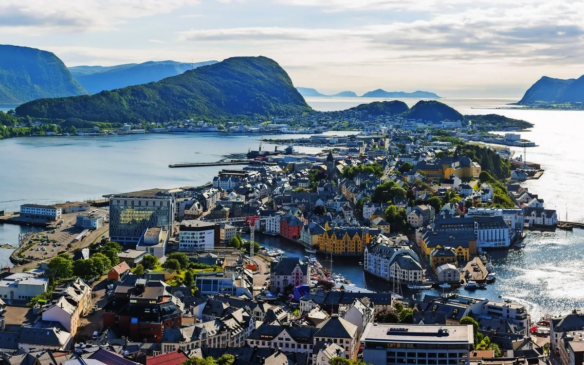 Panorama der Hafenstadt Ålesund in Norwegen