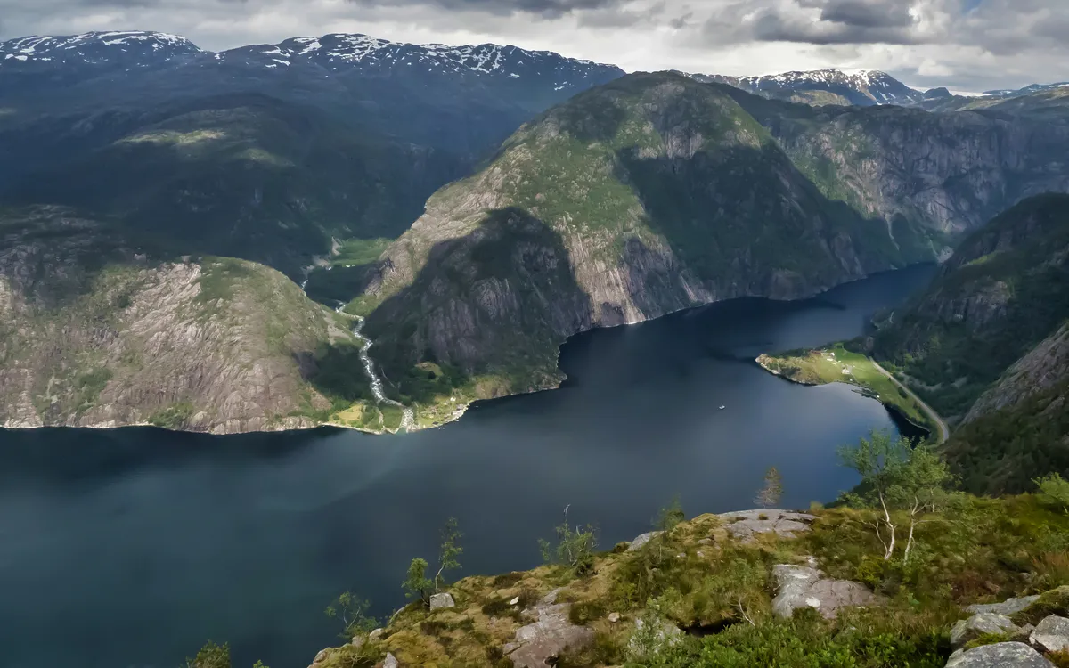Luftaufnahme des Åkrafjorden in Norwegen