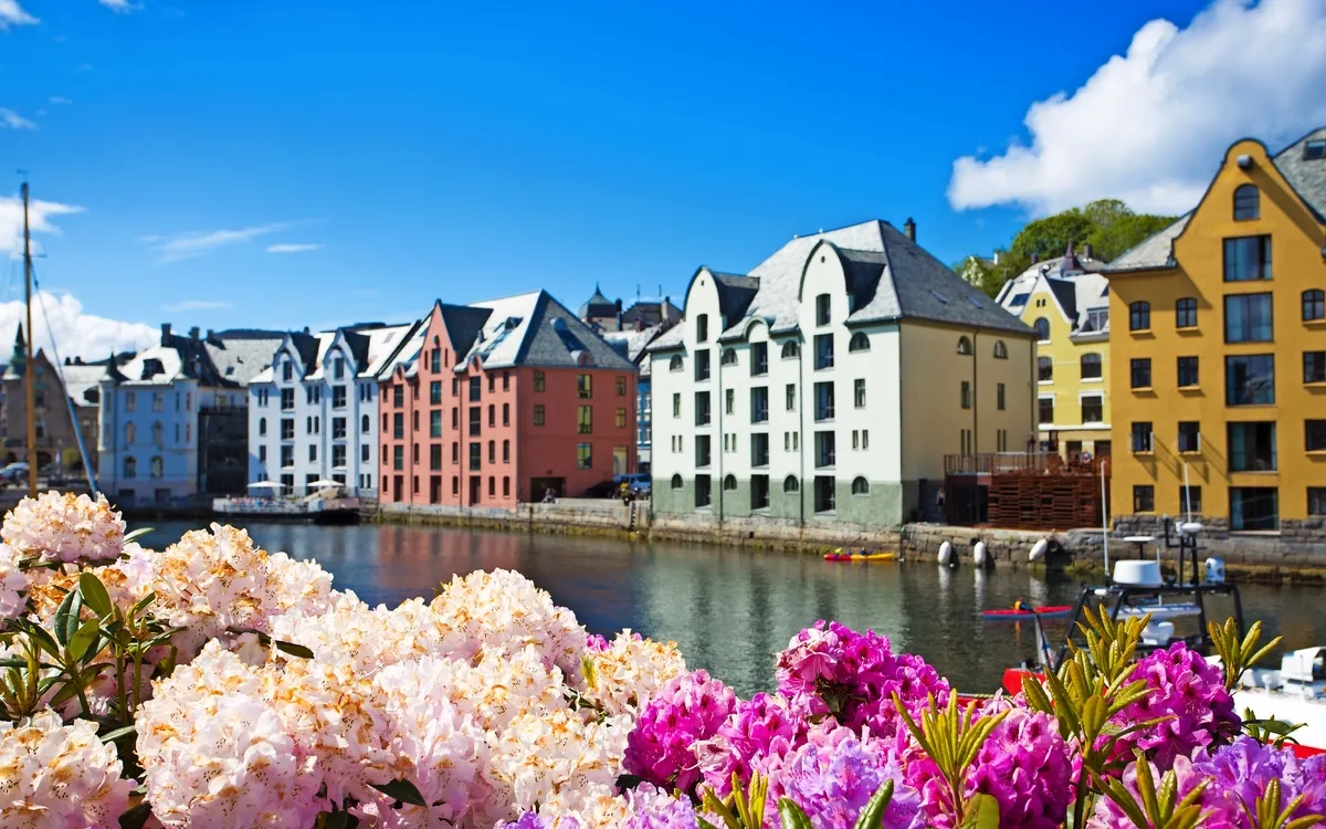 Bunte Häuser am Flussufer in Ålesund
