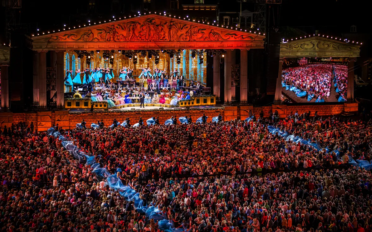 André Rieu Konzert auf dem Vrijthof in Maastricht mit großem Publikum