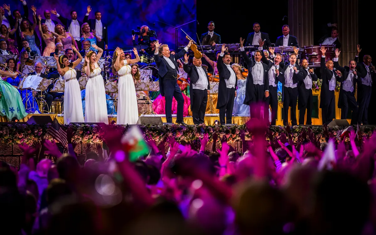 André Rieu und sein Orchester beim Konzert in Maastricht – Musikreise