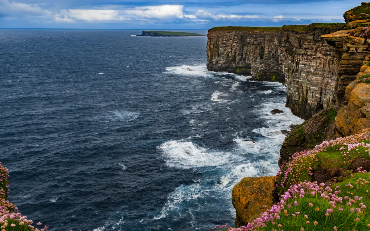 Schottische Küste nahe Kirkwall auf den Orkneyinseln