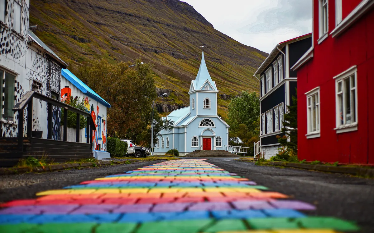 Straße mit Regenbogenfarbe, Seydisfjördur auf Island