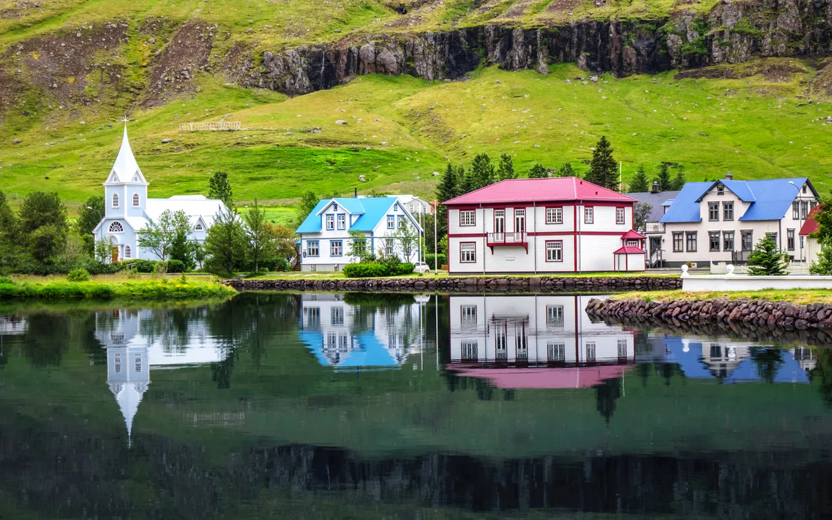 Kirche und Häuser am See in Seydisfjordur