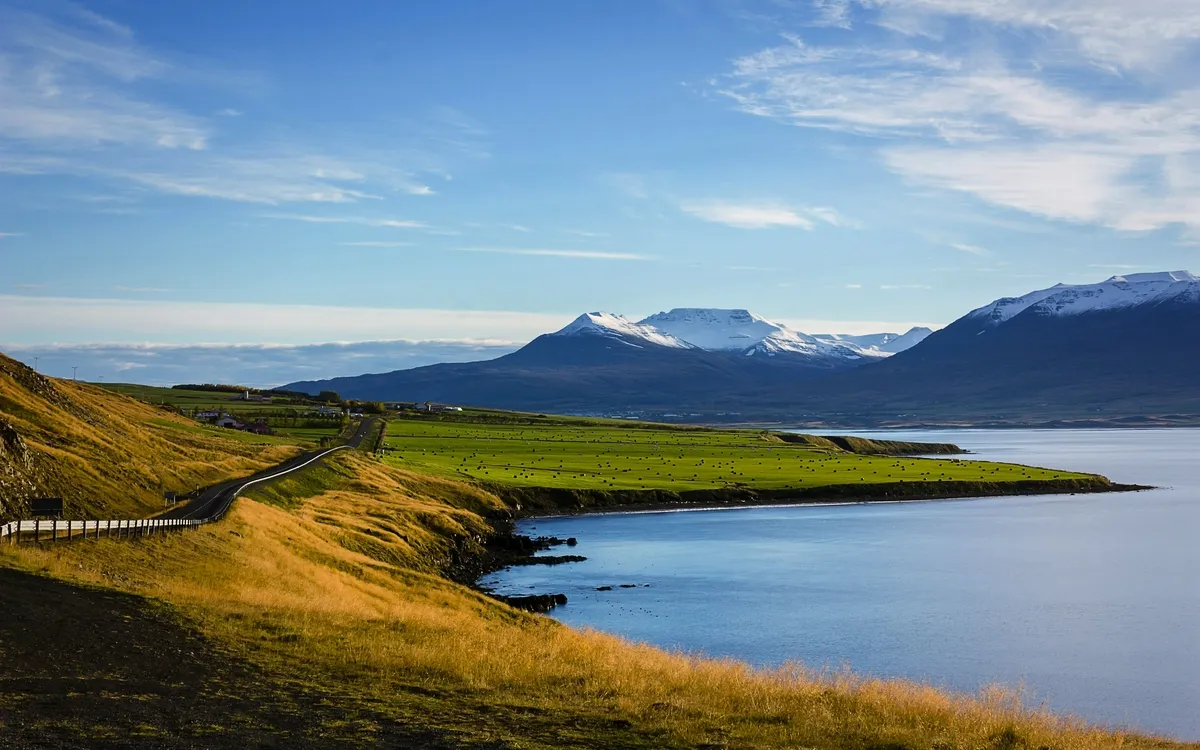 Landschaft mit Bergblick und Küste bei Akureyri, Island.