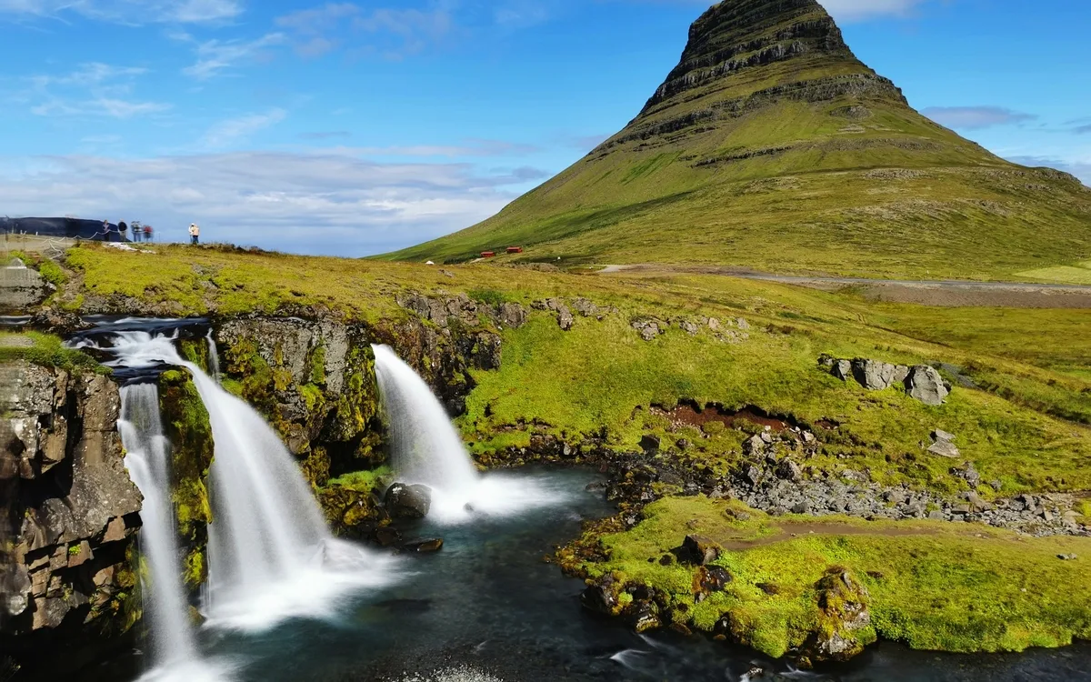 Berg Kirkjufell mit Wasserfall in Grundarfjörður, Island.