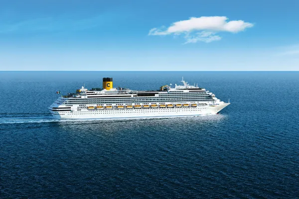 Kreuzfahrtschiff Costa Favolosa auf offenem Meer bei klarem Himmel.