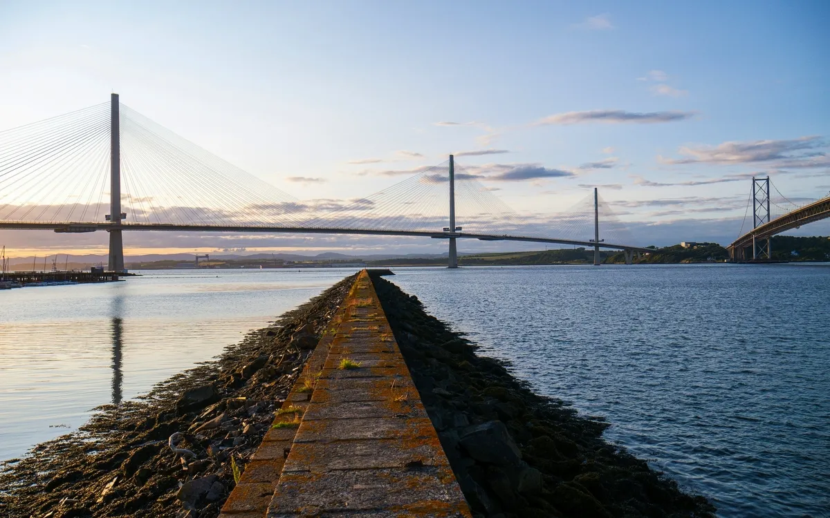 Blick auf eine Brücke in South Queensferry, Schottland.