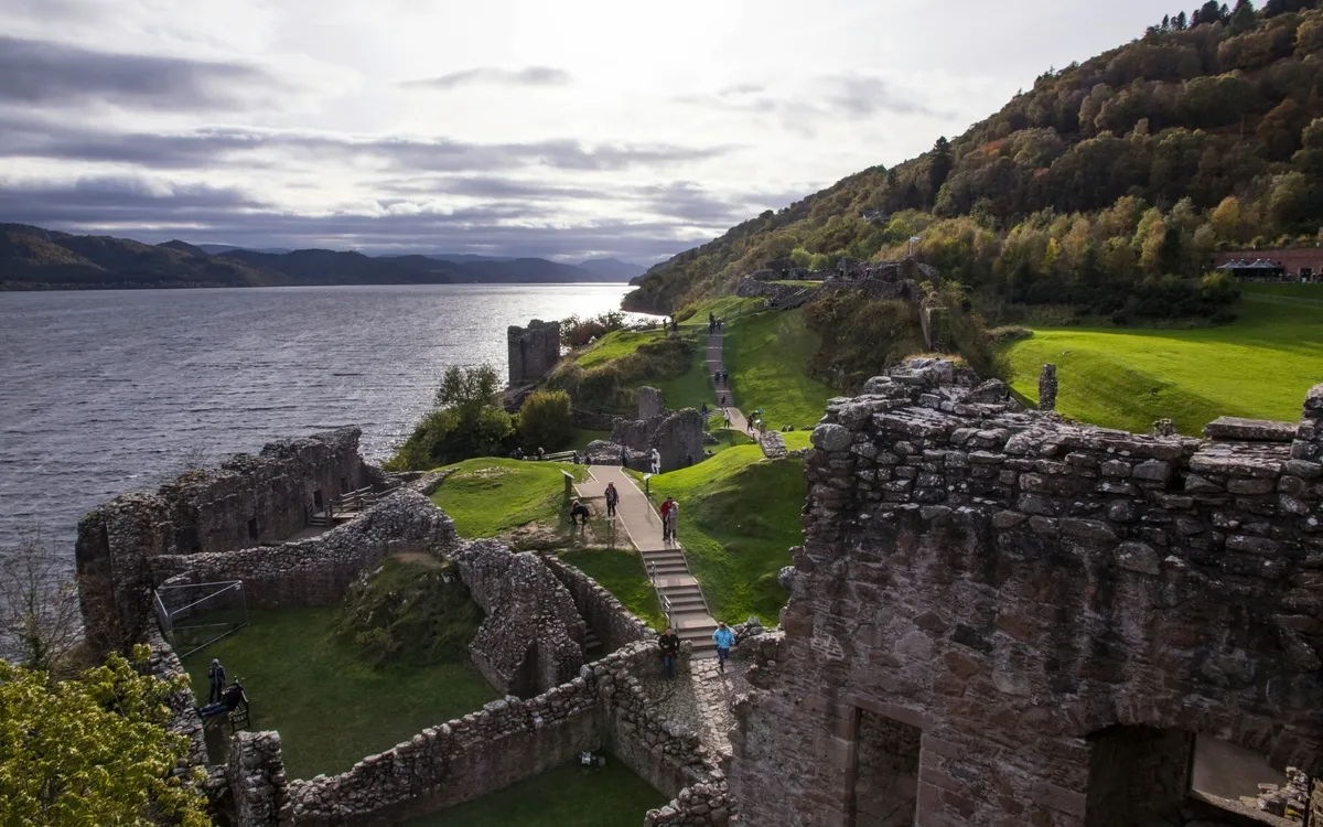 Ruinen von Urquhart Castle am Ufer des Loch Ness in Schottland.