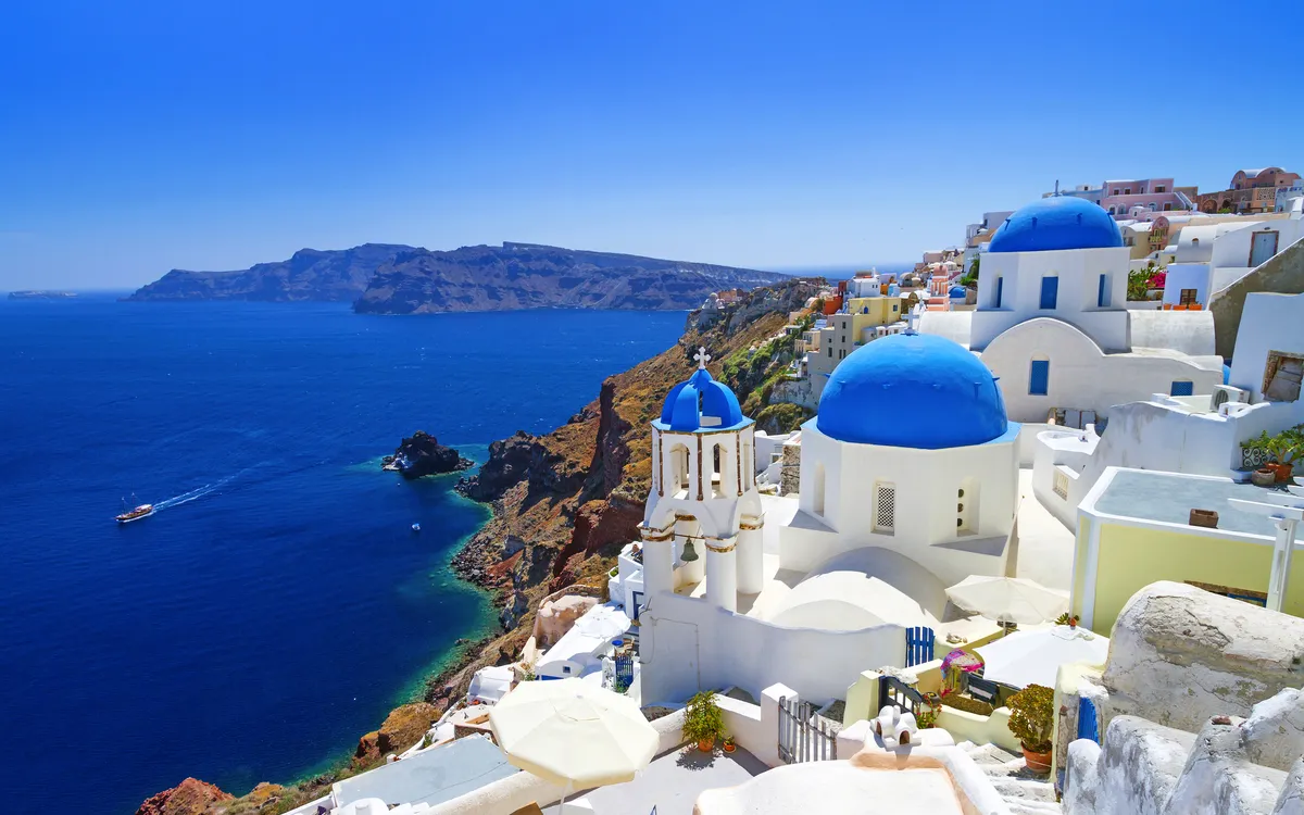 Weiße Gebäude mit blauen Kuppeln auf Santorini