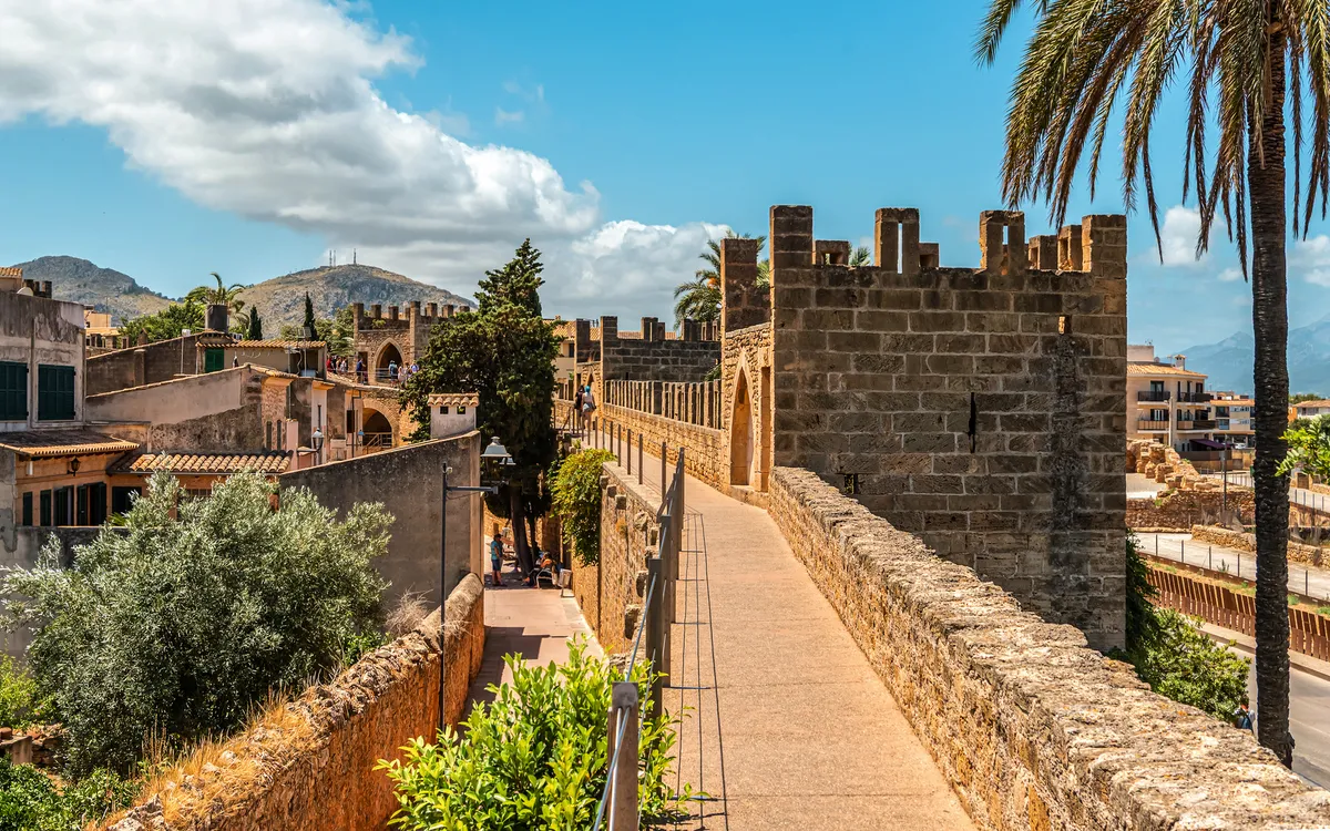 Blick auf historische Stadtmauer von Alcúdia