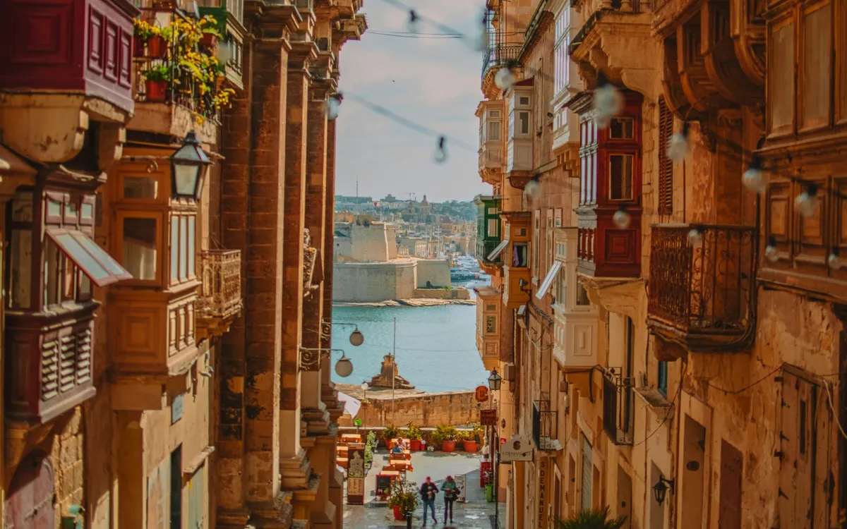 Schmale Gasse in Valletta, Malta mit Blick aufs Meer