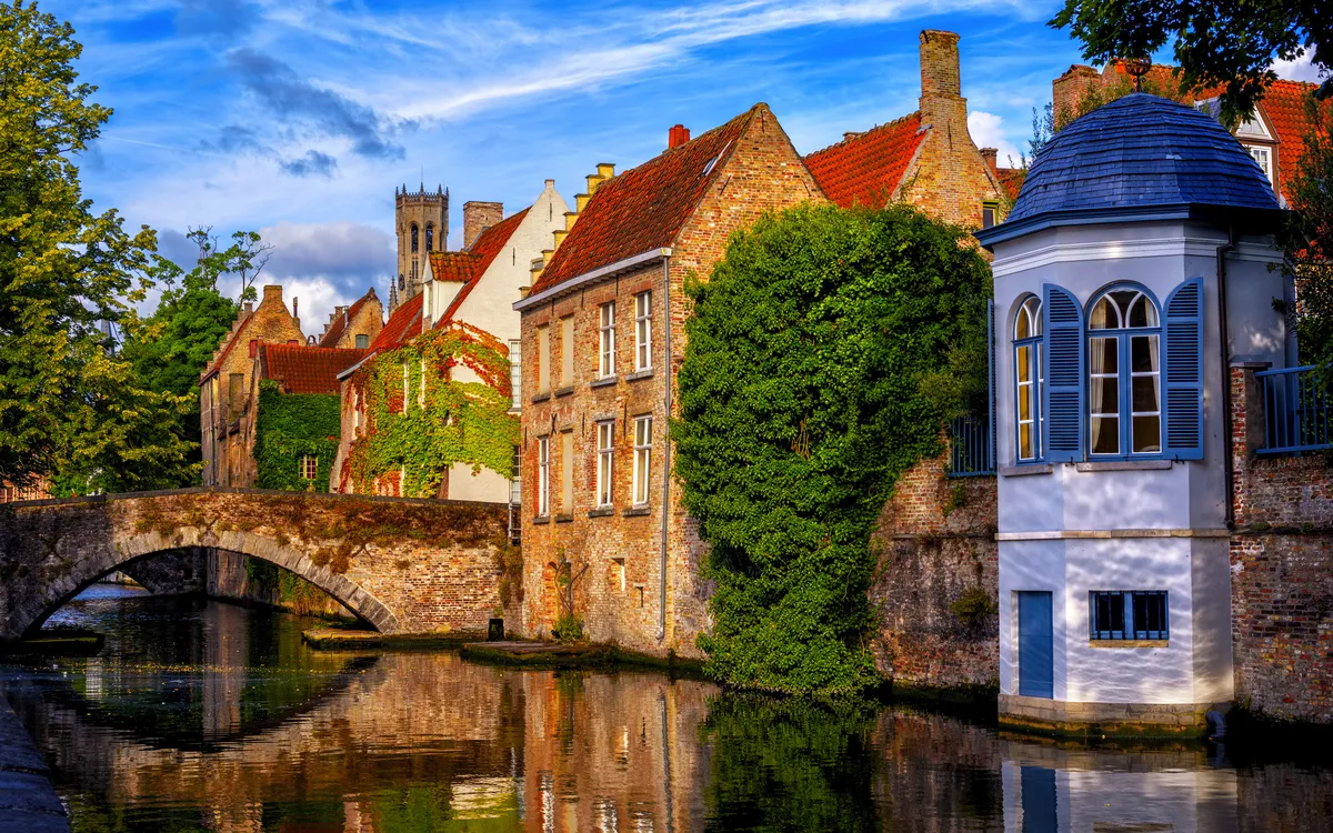 Malerische Altstadt mit Kanal, Brücke und historischen Gebäuden.