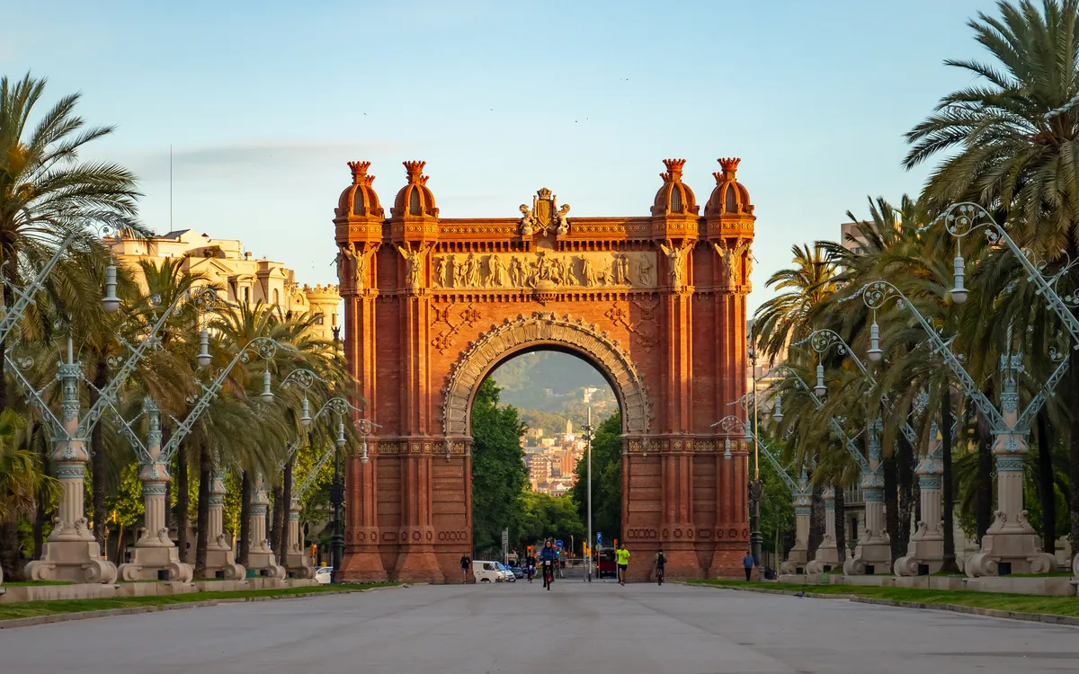 Triumphbogen in einer Promenade in Barcelona, Spanien.