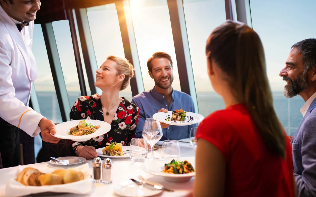 Menschen essen in einem schicken Restaurant auf einem Kreuzfahrtschiff.