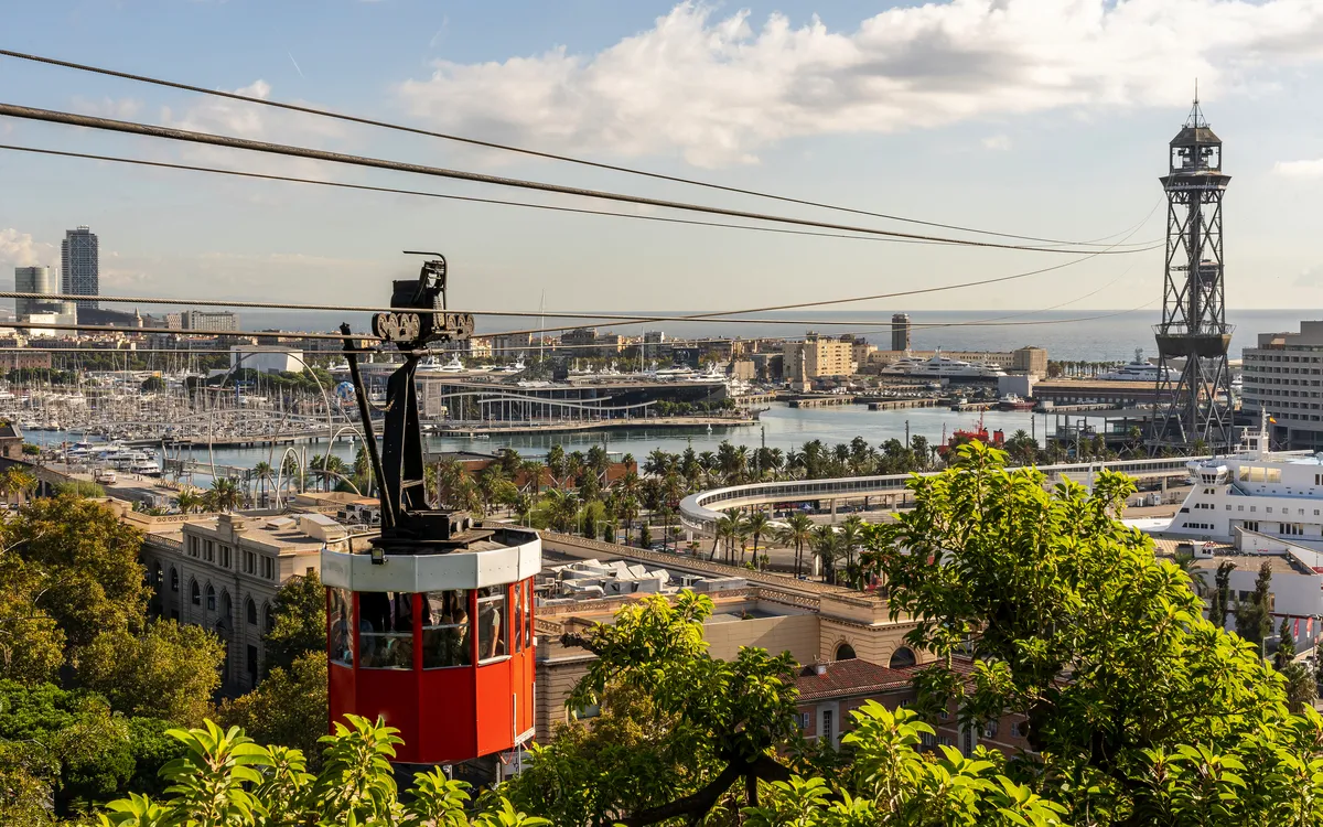 Seilbahn vor Hafen und Stadtlandschaft