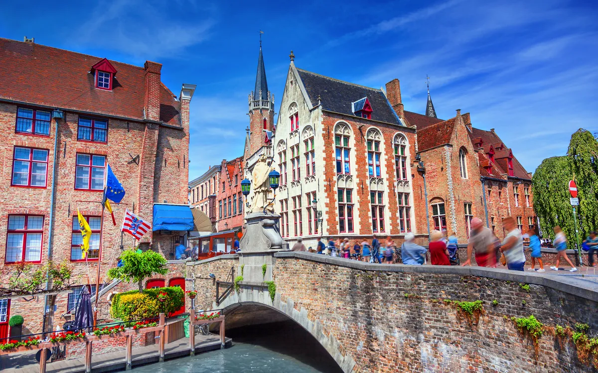 Mittelalterliche Gebäude und Kanal mit Brücke in Brügge, Belgien.