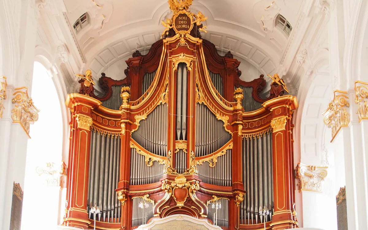 Prunkvolle Pfeifenorgel in einer Kirche mit verzierter Fassade.