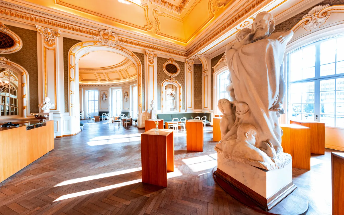 Großer, eleganter Saal mit Skulpturen und Holzfußboden in der Laeiszhalle.
