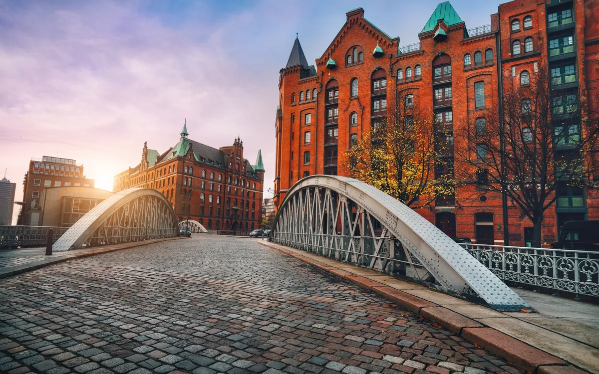 Brücke aus Kopfsteinpflaster in der Speicherstadt, Hamburg bei Sonnenuntergang.