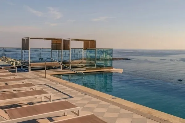 AX Odycy Hotel Malta Infinity-Pool und Sonnenterrasse mit Meerblick im AX Odycy Hotel, Malta