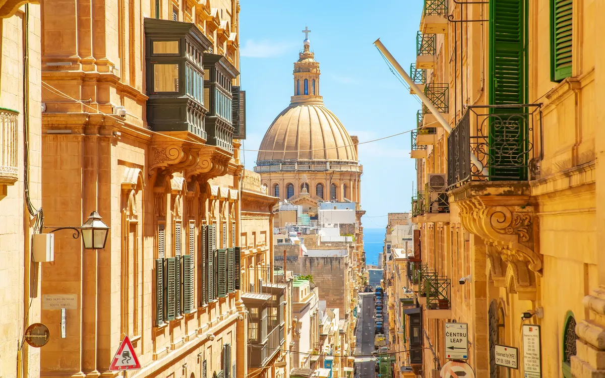Straße in der Altstadt von Valletta auf Malta – mit Frankenland Reisen entdecken