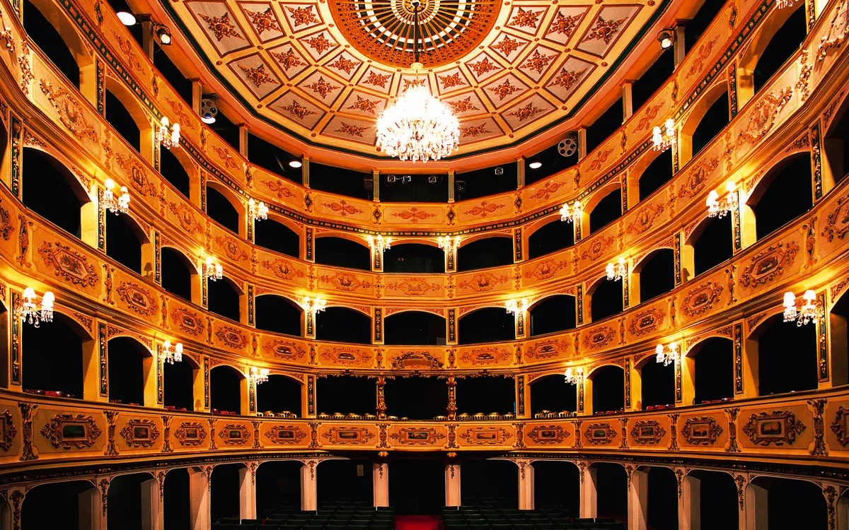 Innenansicht des Manoel Theaters in Malta mit prachtvoller Decke und Sitzreihen.